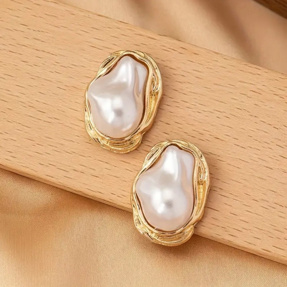Elegant Gold and Pearl Earrings. Unique Vintage Stud earrings - Picture 3 of 5
